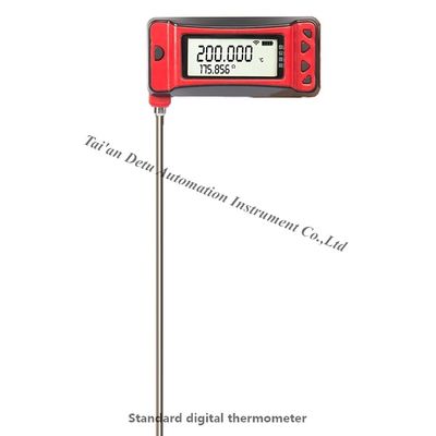 Misurazione della temperatura in laboratorio resa facile con un termometro digitale ad alta precisione