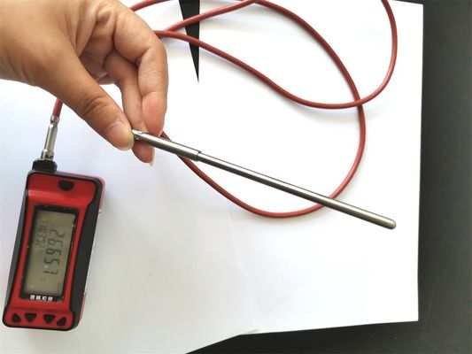 Misurazione della temperatura in laboratorio resa facile con un termometro digitale ad alta precisione